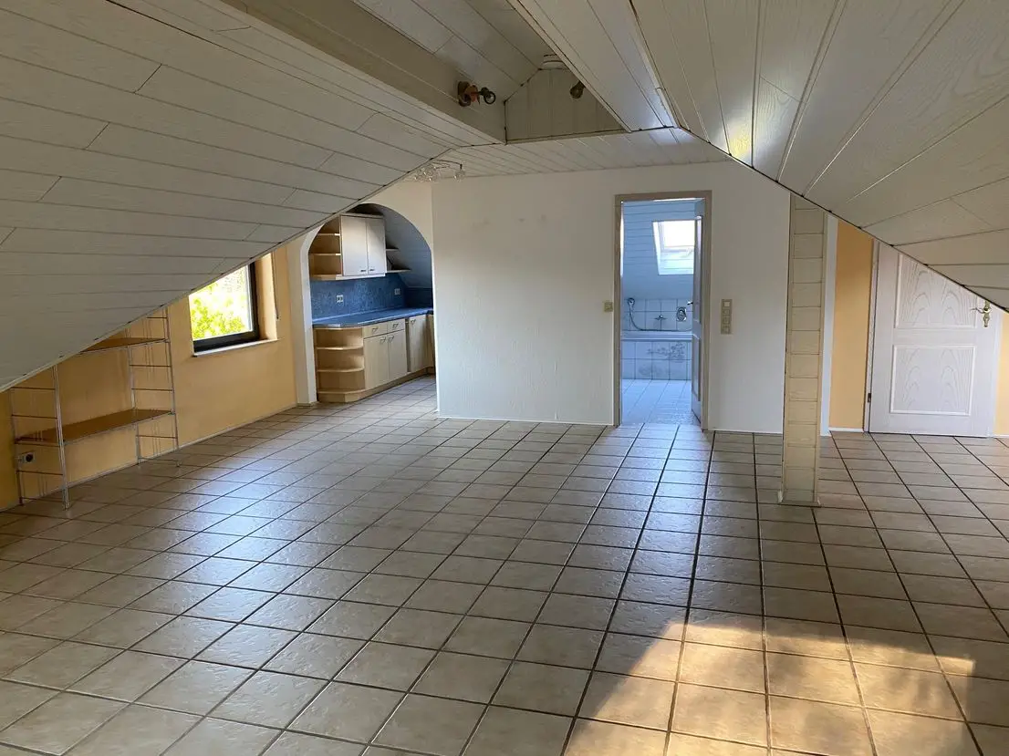 EsszimmerWohnimmer -- Gepflegte 3-Raum-Dachgeschosswohnung mit Einbauküche in Kleinheubach