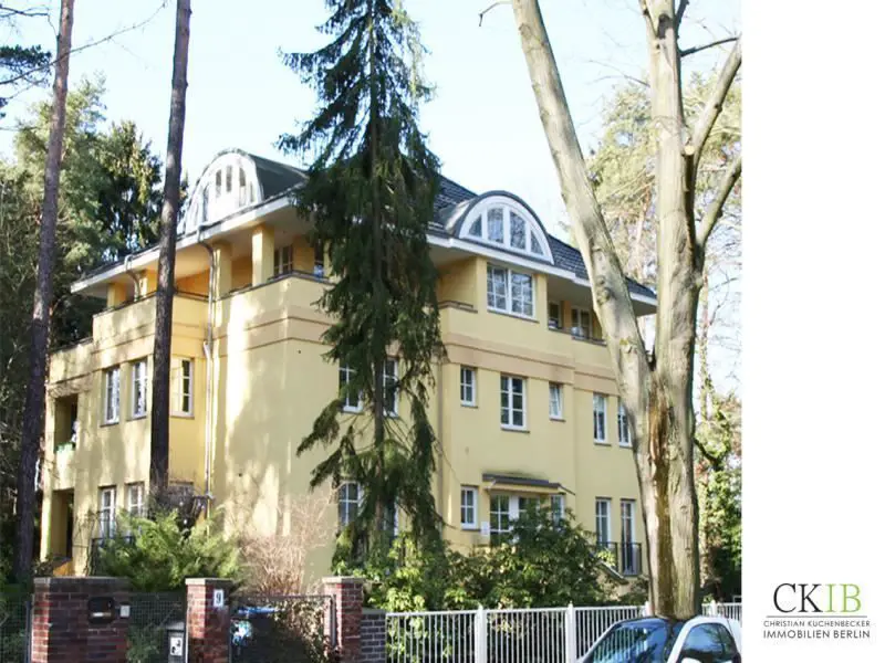 Hausansicht -- 150 m², 3-Zimmer-Dachgeschoss-Maisonette mit großer Terrasse und Kamin in guter Lage in Frohnau