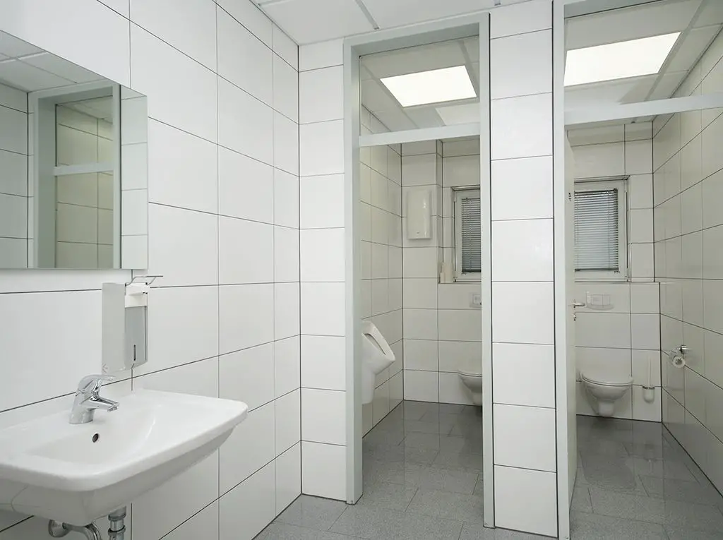 WC-Anlage im Erdgeschoss -- Bürogebäude: Kapitalanlage oder Selbstnutzung