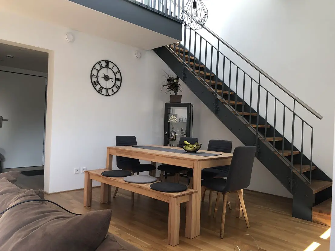 Treppe -- Neuwertige 3-Raum-Maisonette-Wohnung mit Balkon in Bad Kreuznach