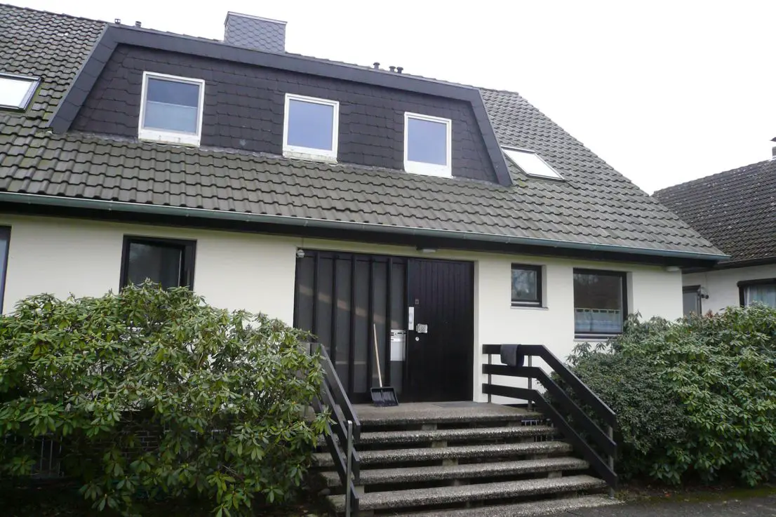 Hausansicht -- Gepflegte 1,5-Raum-Dachgeschosswohnung mit Einbauküche in Burgwedel OT Thönse