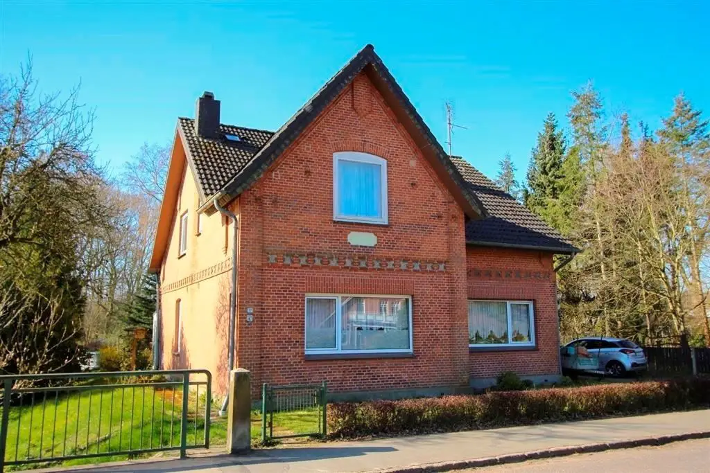 Exposèfoto -- Älteres Wohnhaus auf großem Grundstück in ländlicher Lage zwischen Rendsburg und Hohenwestedt
