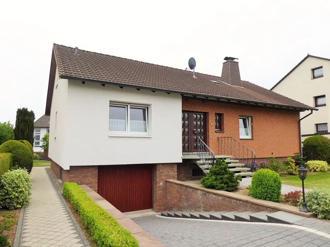 Hausansicht -- Freistehendes Einfamilienhaus mit Terrasse in ruhiger Lage von Fuldatal-Ihringshausen