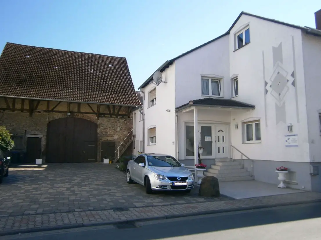 1 -- Attraktives und modernisiertes 7-Zimmer-Mehrfamilienhaus zum Kauf in Karben, Karben