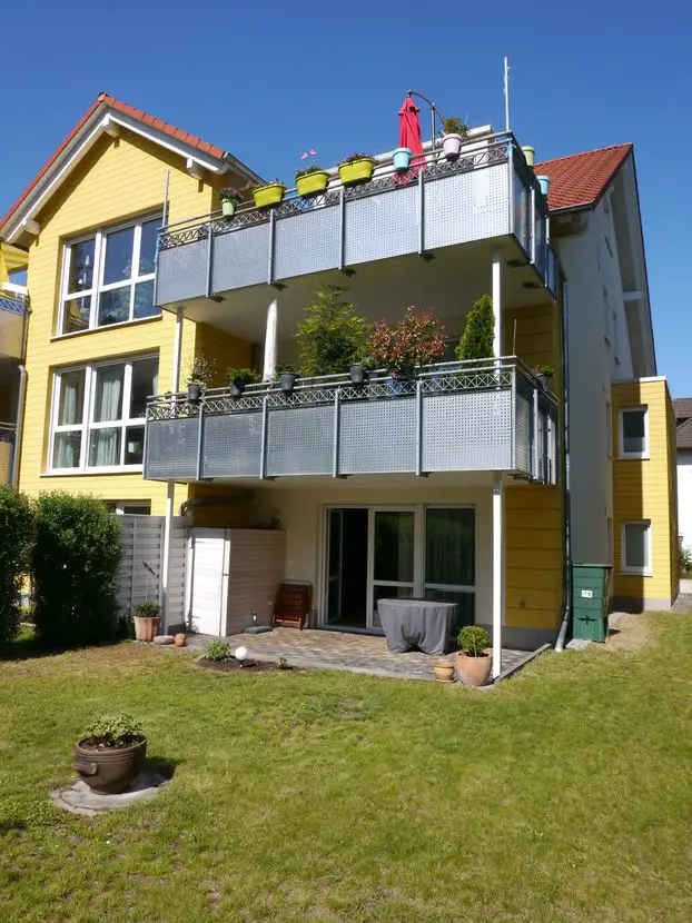GartenTerasse mHaus -- Gepflegte 3-Raum-Erdgeschosswohnung mit Balkon und Einbauküche in Maintal-Bischofsheim