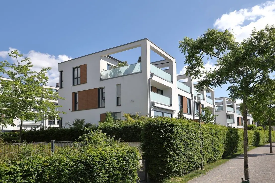 Hausansicht -- Zuhause in der Grünen Mitte! Exklusives Stadthaus mit luftigem Raumgefühl aus 2014