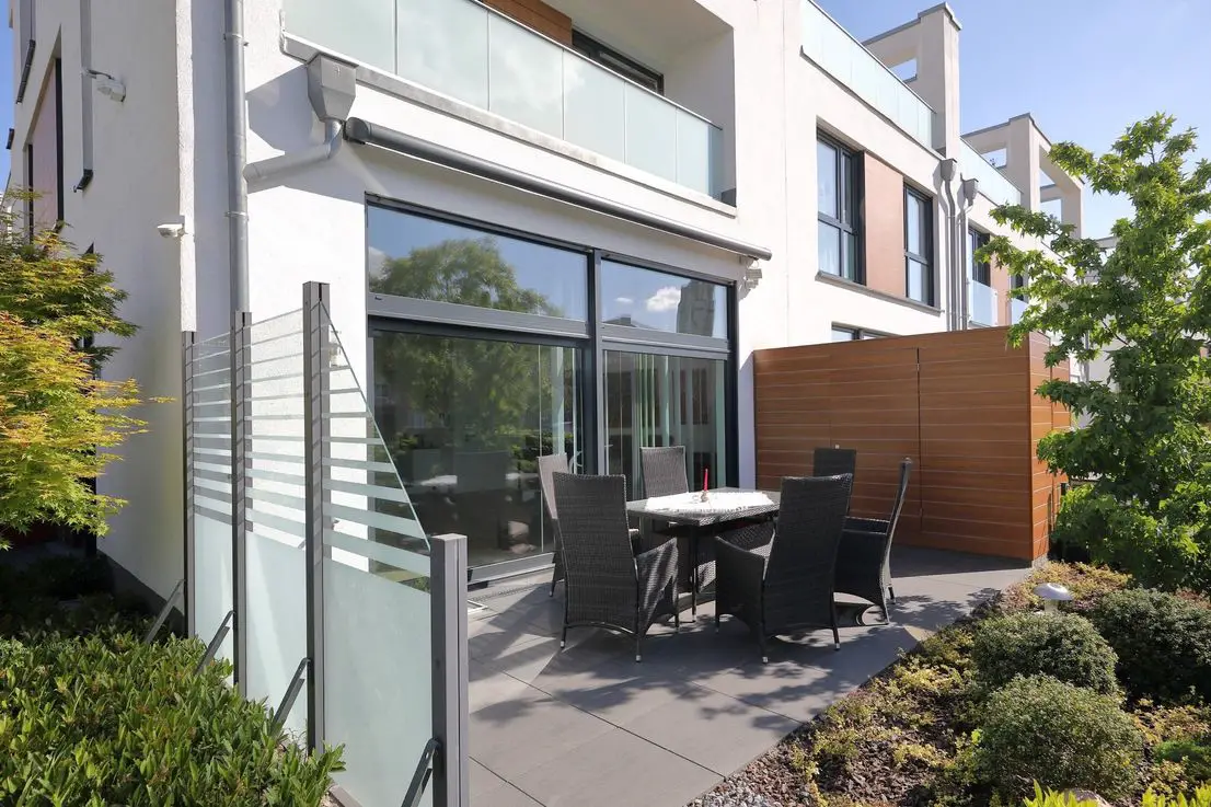 Terrasse -- Zuhause in der Grünen Mitte! Exklusives Stadthaus mit luftigem Raumgefühl aus 2014