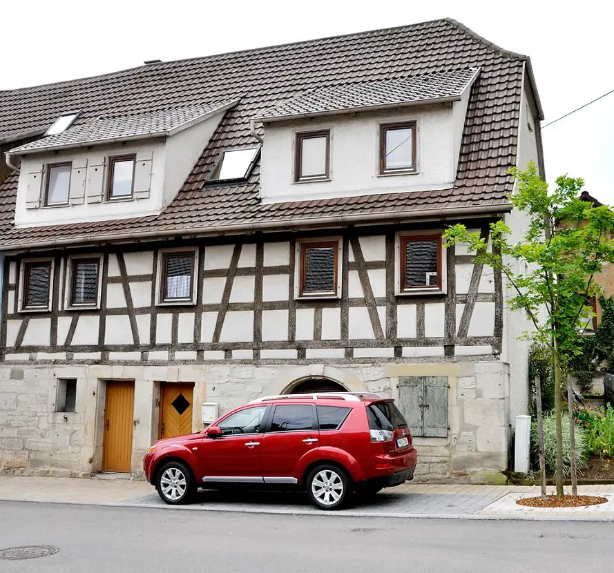 Hausansicht -- Landlust erleben am Fuße des Strombergs: Historisches Gebäude mit Charme und viel Fläche