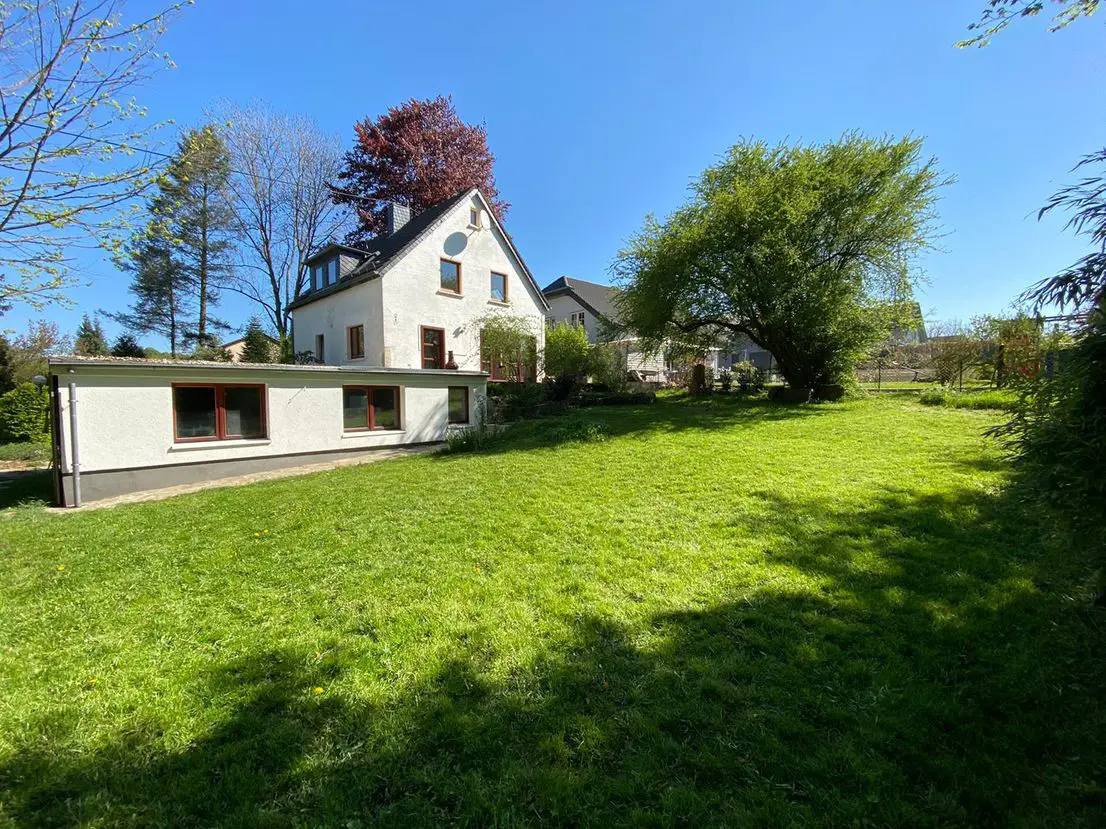 Hausansicht -- Einfamilienhaus mit großem Garten und sonniger Terrasse im Bergischen Land zu vermieten