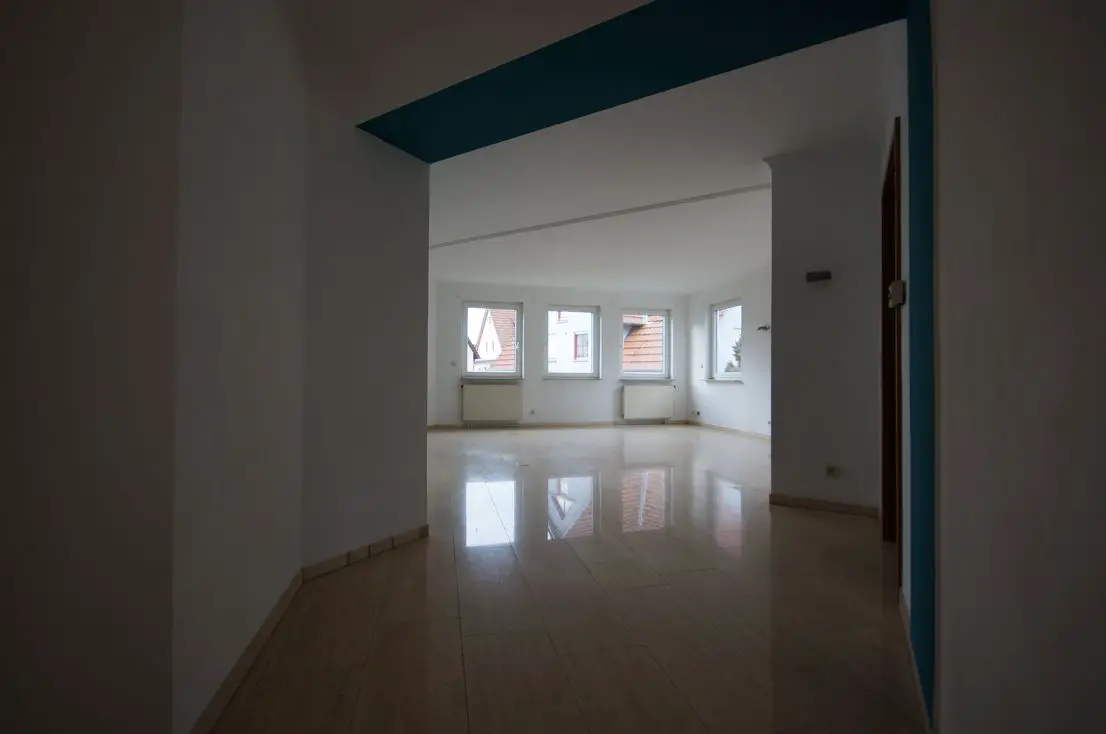 Wohnzimmer1 -- Renovierte 3,5-Zimmer-Wohnung mit Balkon und Einbauküche in Reichenbach/Fils (ES)