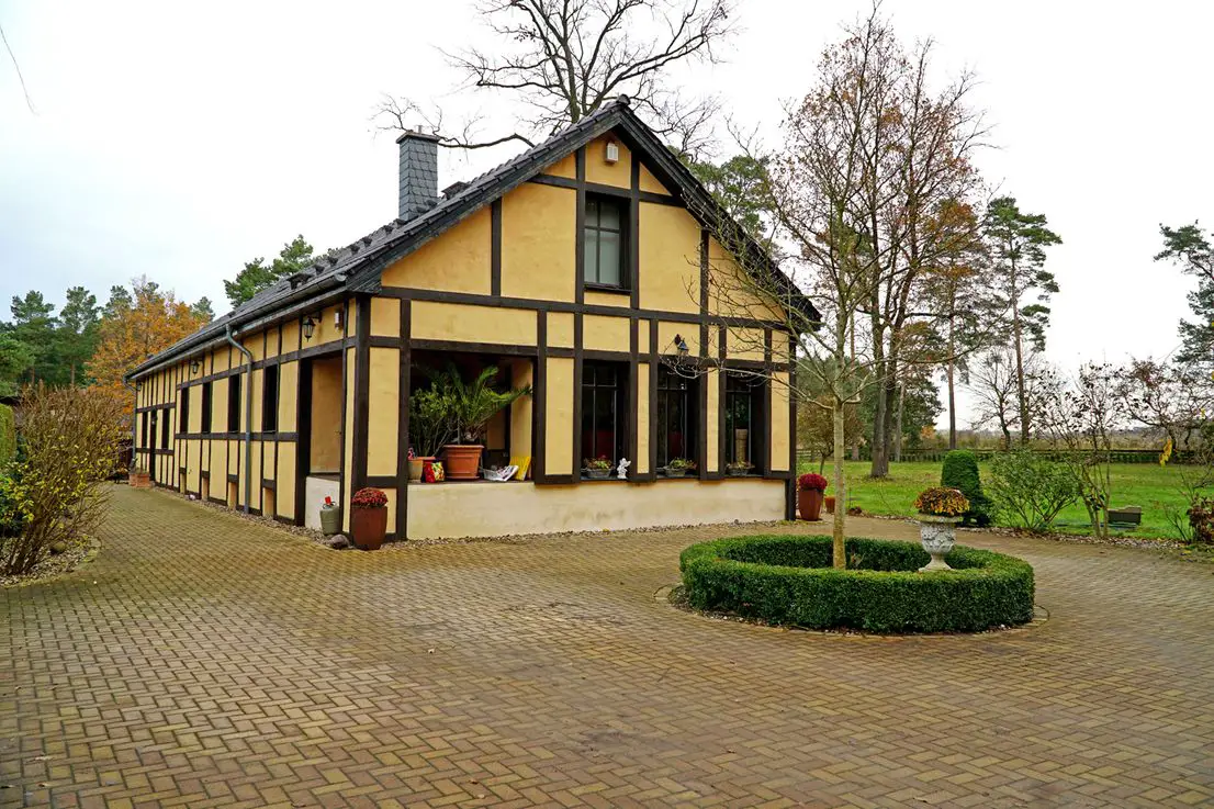 Landhaus mit Zufahrtsrondell -- Stattliches Landhaus im Fachwerkstil auf prächtigem Grundstück mit Blick auf den Hahneberg