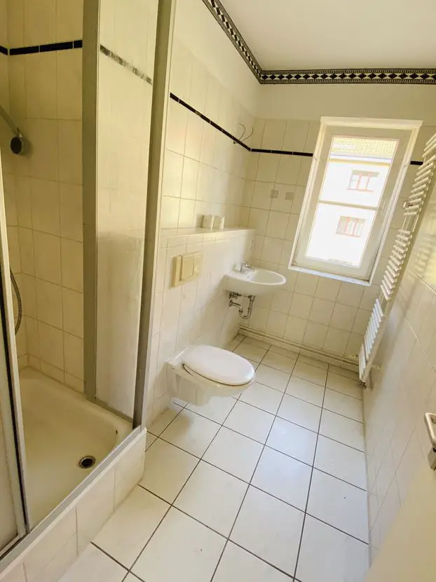 Badezimmer -- 2-Raumwohnung + Duschbad mit Fenster