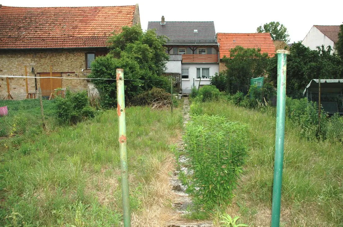 Blick vom Garten zum Haus -- Am Wiesbach: Hofreite m. teils urspr. Dielenböden/Türen, mit Garten, Hof, kl. Scheune, Nebengeb.