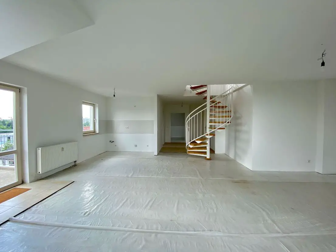 Wohnzimmer mit offer Küche -- Frisch renoviert: Helle 3 Zimmer Maisonette-Dachgeschosswohnung mit Aufzug in Pasing - Reserviert