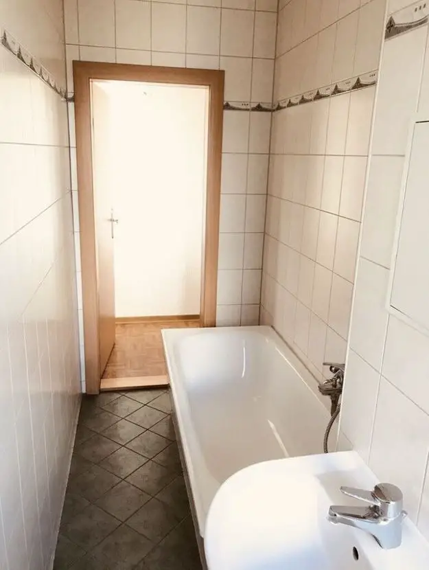 Badezimmer -- Entspannt wohnen ganz in der Nähe von Leipzig! Schöne 2-Raum Wohnung zum günstigen Mietpreis.