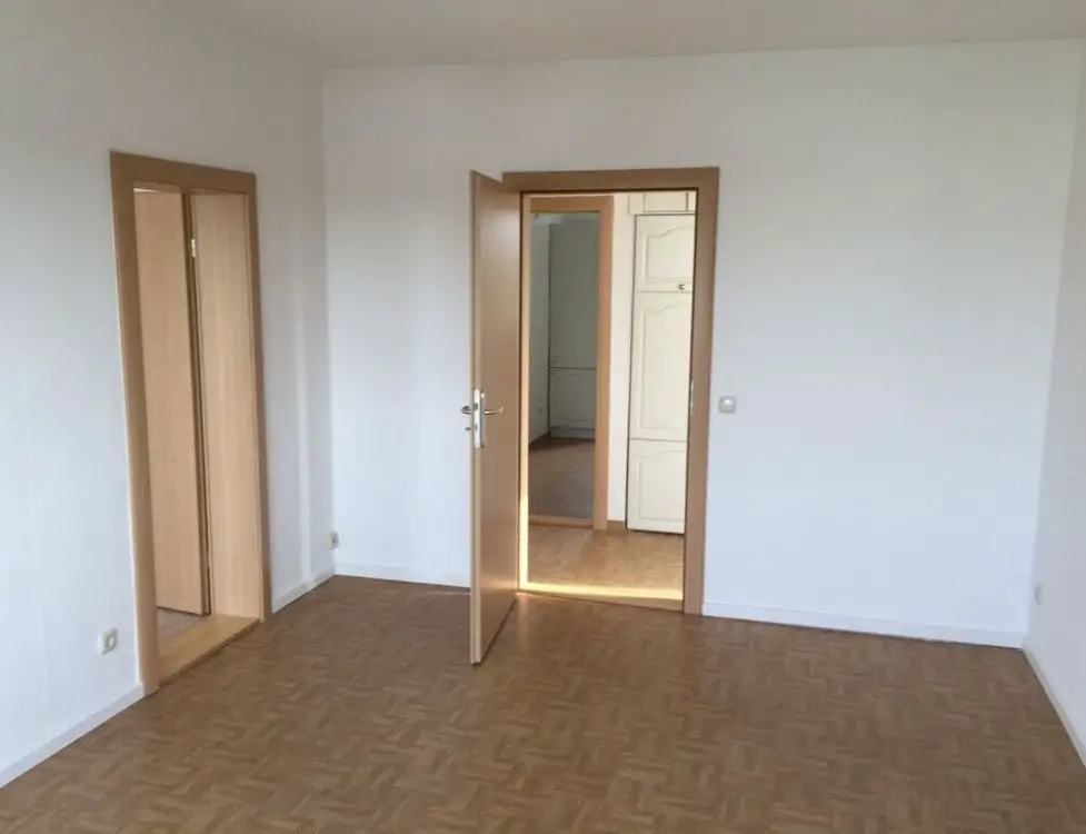 Wohnzimmer -- Entspannt wohnen ganz in der Nähe von Leipzig! Schöne 2-Raum Wohnung zum günstigen Mietpreis.
