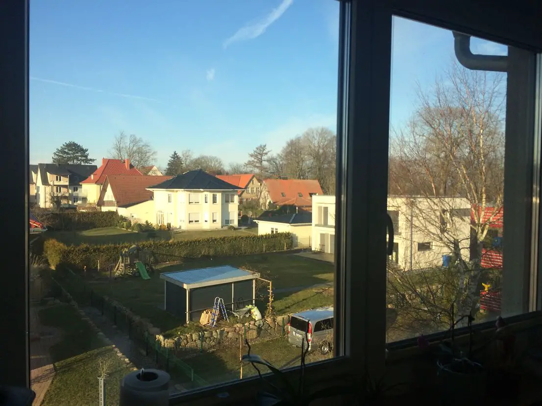 Blick aus Küchenfenster -- Neuwertige Maisonette-Wohnung mit drei Zimmern sowie Balkon und Einbauküche in Stralsund