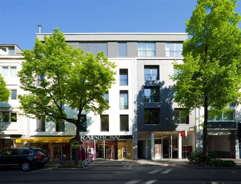 Frontansicht -- Stadthaus in bester Lage Lindenthals: Wohnkomfort trifft auf hochwertige Architektur