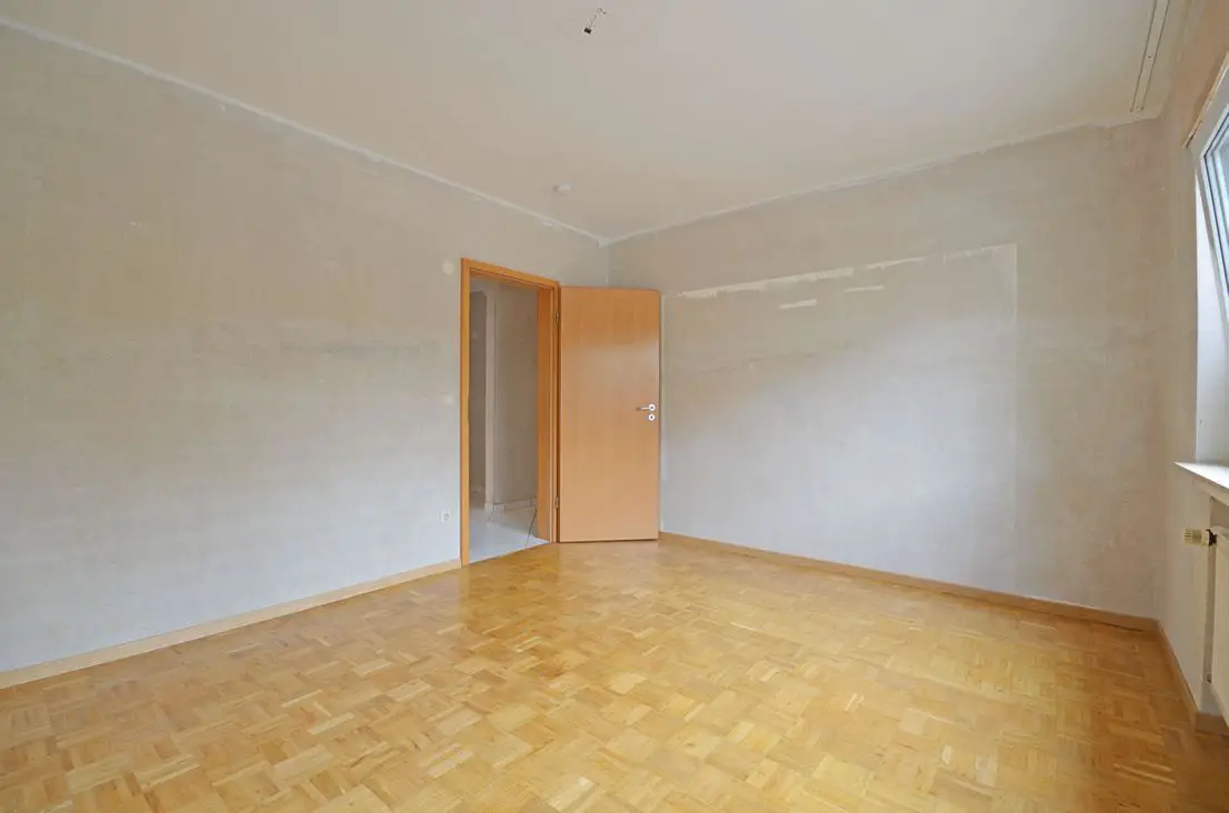 Schlafzimmer, Blick 2 -- Hell, großzügig und ruhig - 3,5 Zimmer Wohnung mit Balkon in Ditzingen