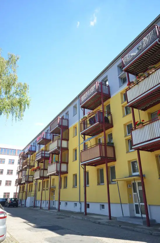 Hausansicht -- 2-Zimmer-Wohnung mit Balkon in Uninähe! WG-Geeignet