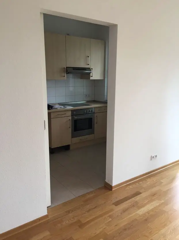 Blick in Küche -- Helle 2-Zimmer-Wohnung mit EBK und Balkon in Barmbek-Süd, Hamburg