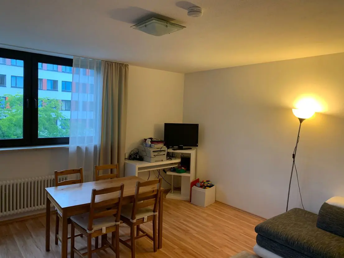 BaL_Wohnzimmer -- Gepflegte 3-Zimmer-Wohnung mit Balkon und EBK in Berg am Laim, München