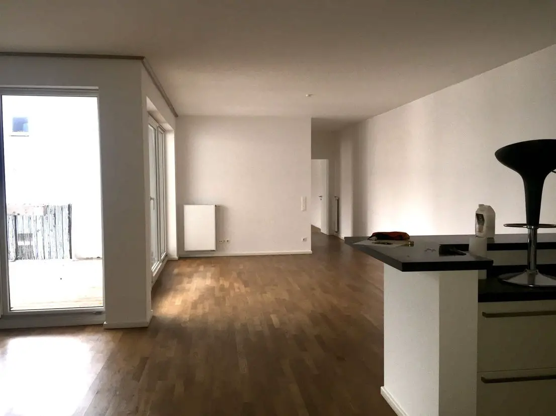Wohnzimmer mit offener Küche -- Wunderschöne 4-Zimmer Wohnung im Bötzowkiez in Prenzlauer Berg sucht Nachmieter 