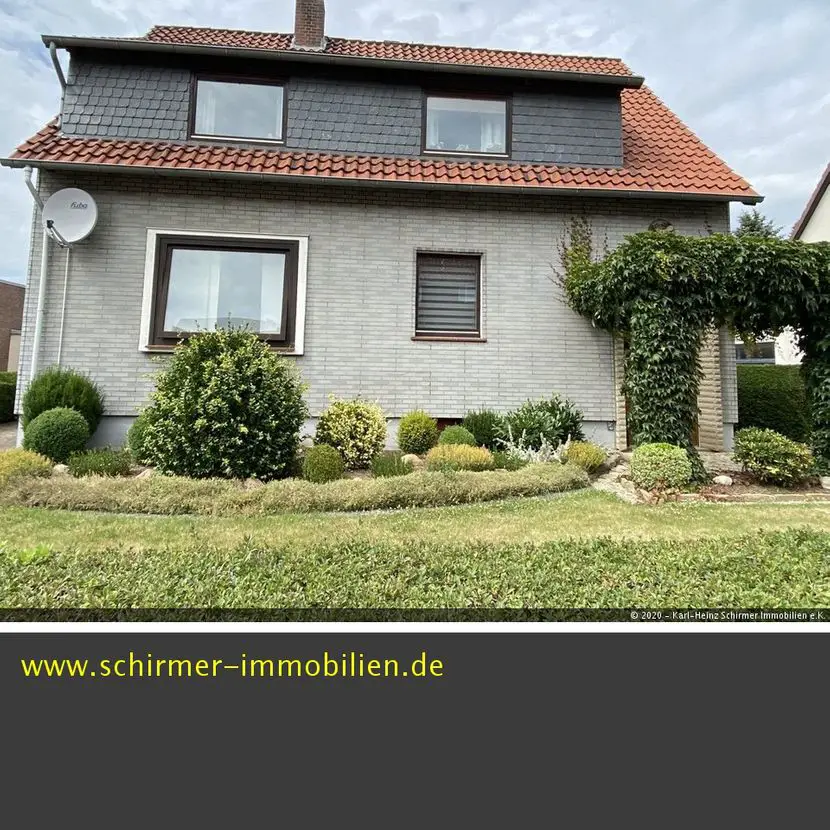 Hausansicht -- Gut gepflegtes, ruhig gelegenes Zweifamilienhaus in Lindhorst!