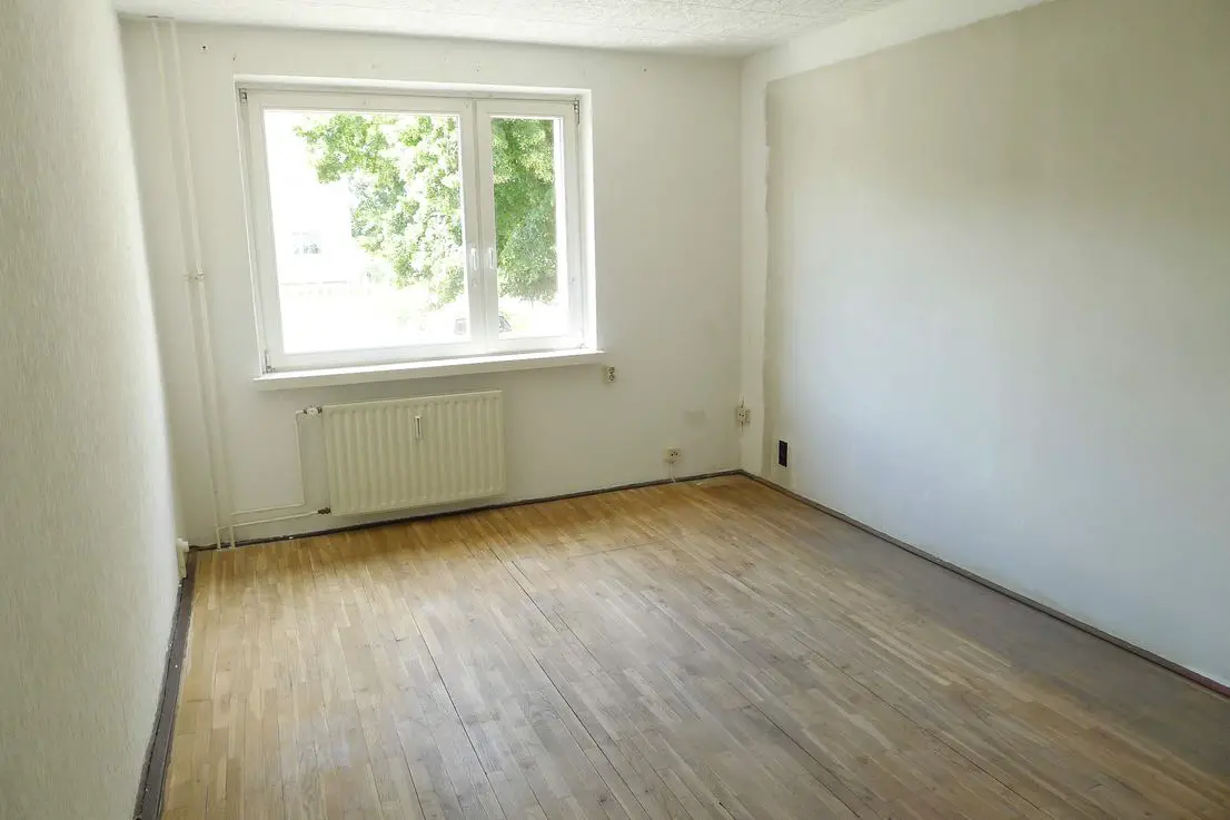 Blick in die Zimmer -- Befristet auf 2 Jahre: toll geschnittene 4-Zimmer-Wohnung, Neltestraße/Renovierungsbedarf