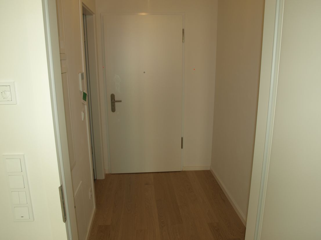 2_Flur -- Neuwertige 1,5-Zimmer-Wohnung mit Balkon, Alpenblick und EBK in Bogenhausen, München
