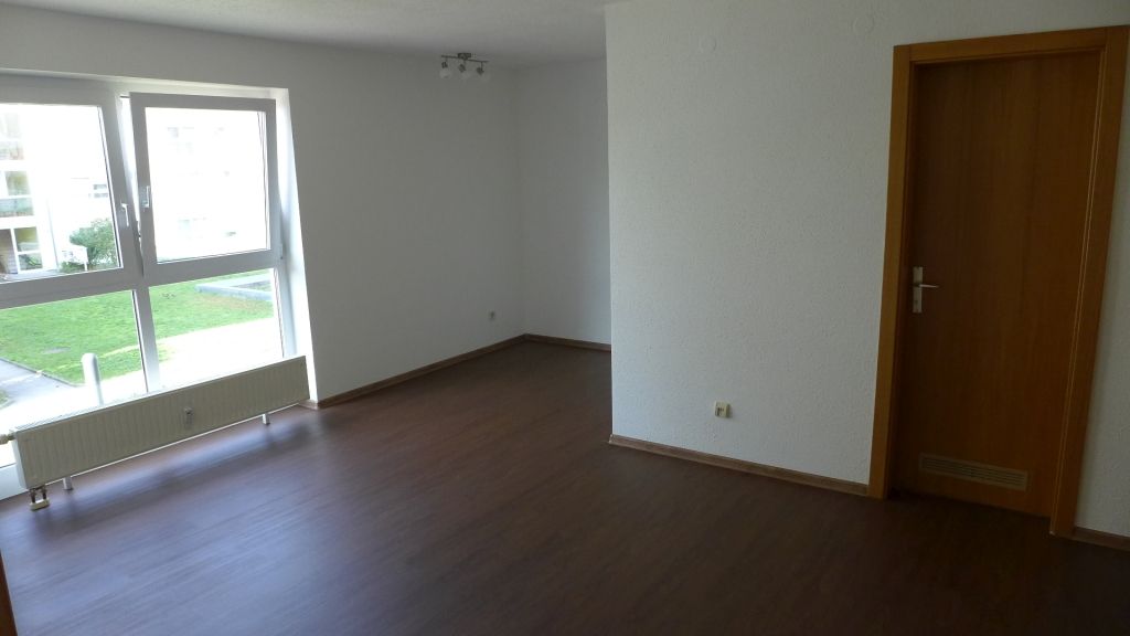 Wohnzimmer -- Modernisierte 2-Raum Single Wohnung mit Einbauküche und Tiefgaragestellplatz in Bad Friedrichshall