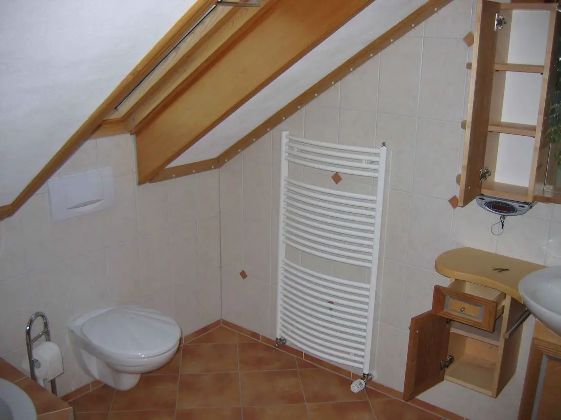 IMG_41207 kleiner -- Preiswerte 3-Zimmer-DG-Wohnung mit Balkon und Einbauküche in Kraiburg