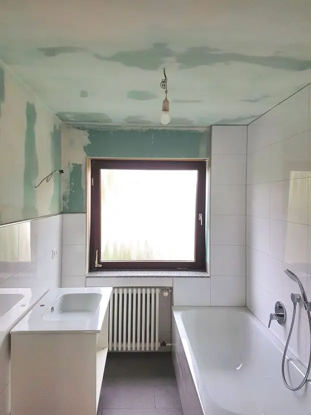 Badezimmer -- Modernisierte 4,5-Raum-DG-Wohnung mit Balkon und Einbauküche in Reutlingen-Reicheneck