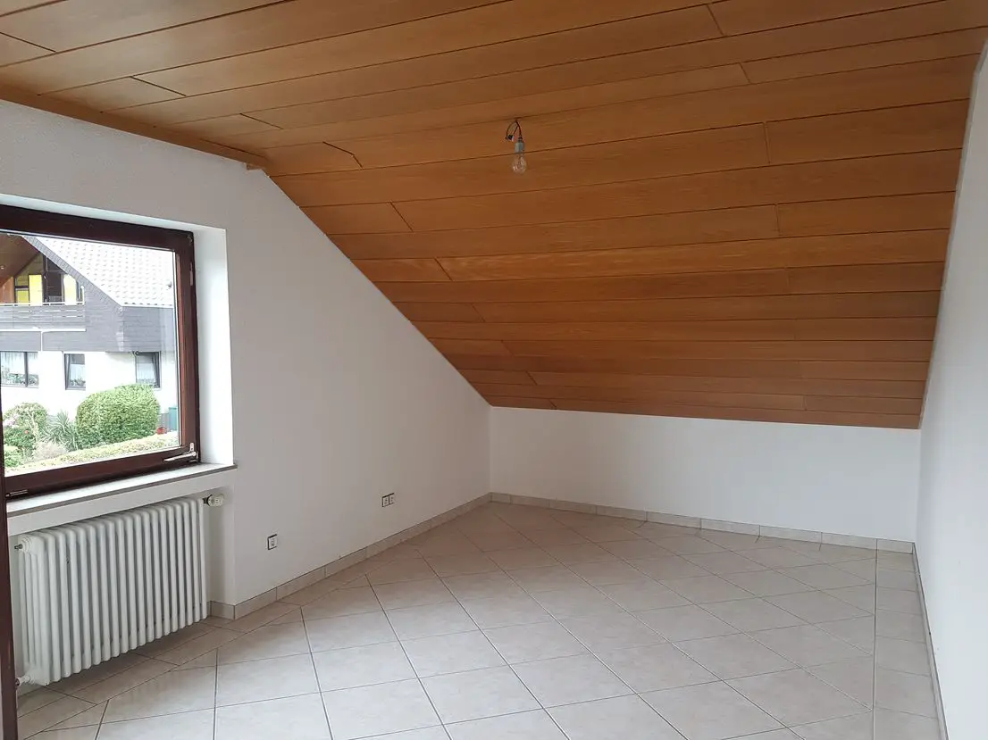 Schlafzimmer -- Modernisierte 4,5-Raum-DG-Wohnung mit Balkon und Einbauküche in Reutlingen-Reicheneck
