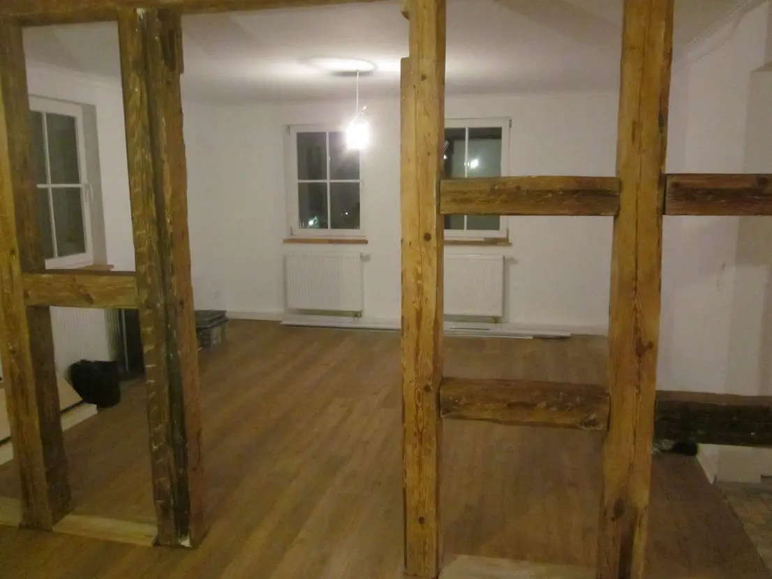 Wohnzimmer -- Vollständig renovierte, helle 3-Raum-Dachgeschosswohnung mit Einbauküche in Ditzingen