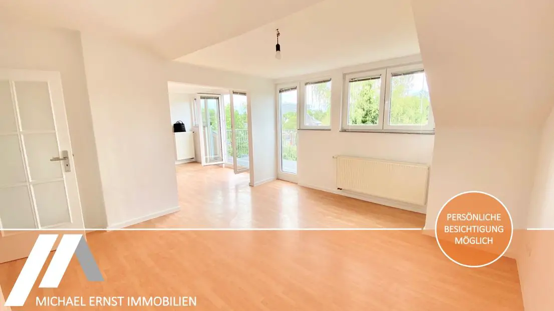 Wohnzimmer -- Exklusive, modernisierte 4-Zimmer-DG-Wohnung mit Terrasse in Düsseldorf-Zooviertel
