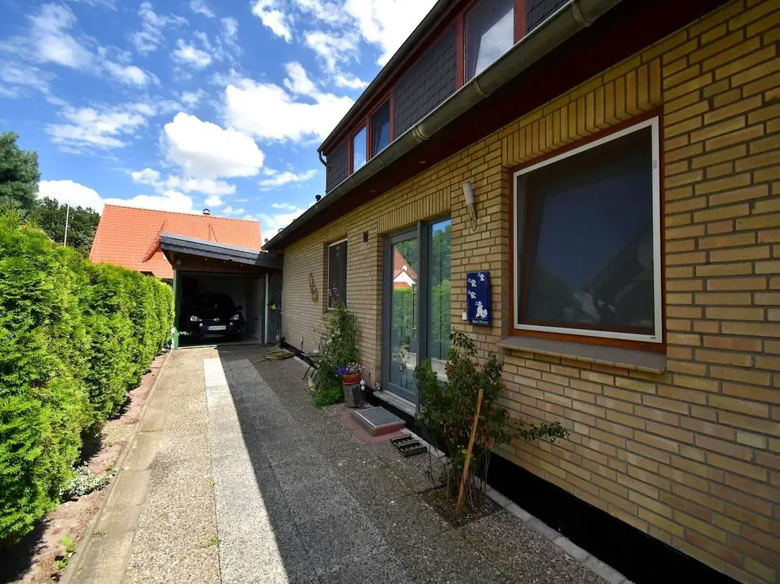 Eingangstür - Garage -- Variabel nutzbar! Tolles Zweifamilienhaus in ruhiger Lage von Seckenhausen