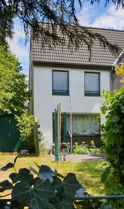 Hausansicht Gartenseite -- Freigewordenes Bast-Endhaus mit Südgarten - ideal für Familie und Arbeit unter einem Dach