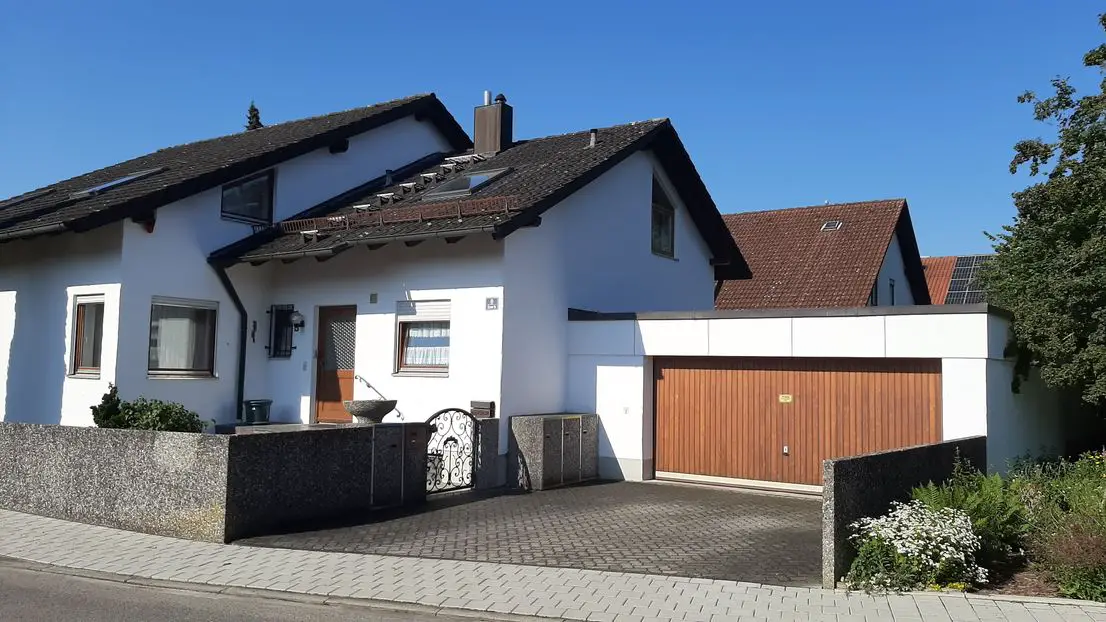 Vorderseite Lützener Str 8 -- Doppelhaushälfte mit fünf Zimmern und EBK in Südwest, Ingolstadt