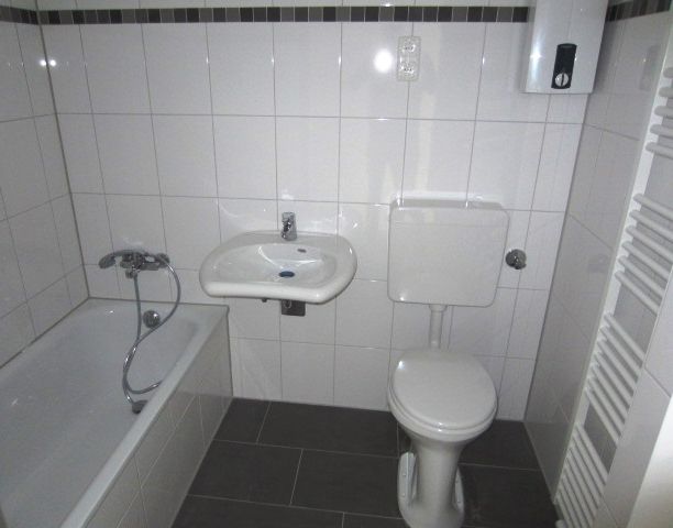 2 Innenansichten -- Schicke 3-Zimmerwohnung mit Laminat und modernisiertem Badezimmer...