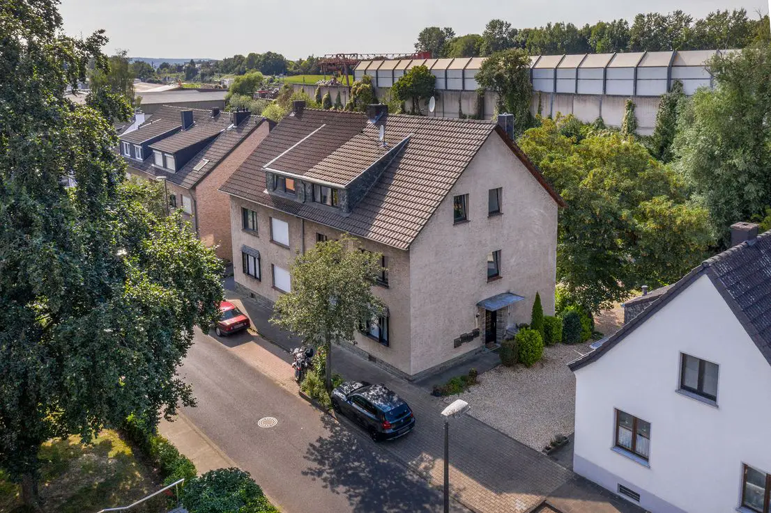 Luftansicht -- Solides und gepflegtes 3- Familienhaus mit großzügigem Grundstück in Aachen- Eilendorf