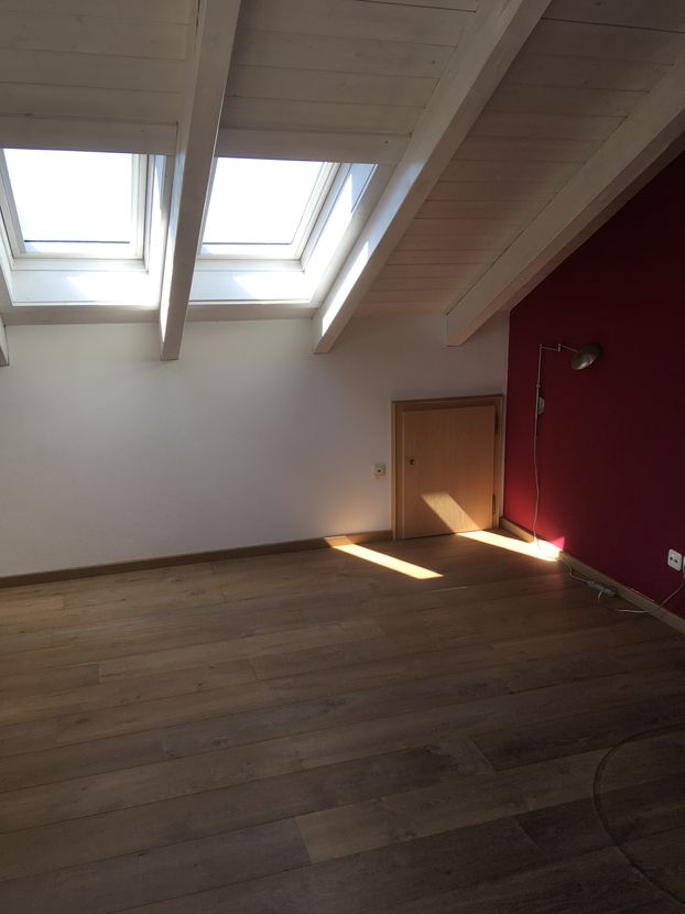 IMG_0086 -- Neuwertige 3-Zimmer-Dachgeschosswohnung mit Balkon und Einbauküche in Saaldorf-Surheim