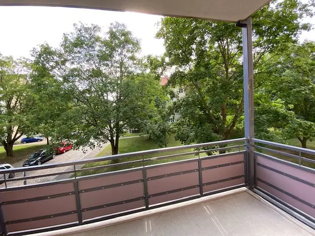 Balkon -- Grünes Wohnen inmitten der Stadt in ruhiger Lage.