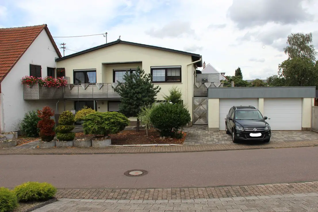 Hausansicht -- Einfamilienhaus mit Garten und Doppelgarage in Schwalbach