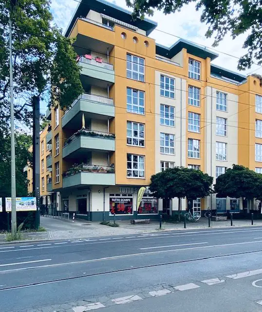 Haus Straßenansicht -- Schöne 2-Zimmer-Wohnung mit Balkon, Aufzug und Stellplatz in Berlin-Pankow
