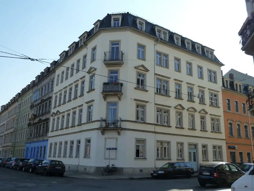Hausansicht -- Viel Platz zum Wohnen in schicker 3-Raum-Wohnung - frisch renoviert - gute Neustadt-Lage