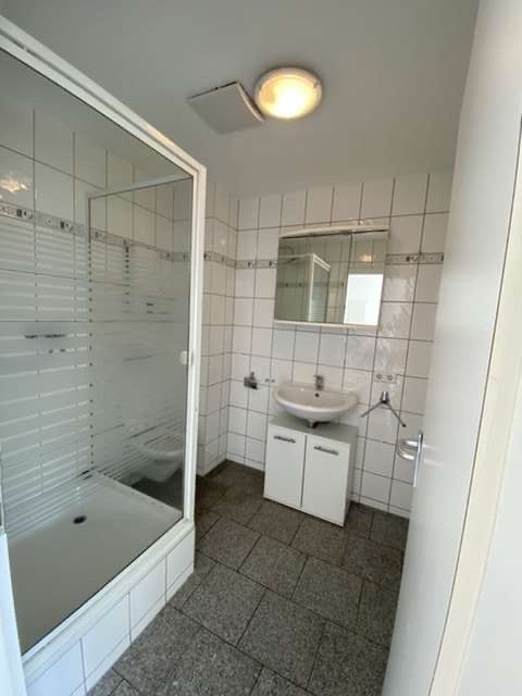Bad mit Dusche -- /// TOP Lage Zentrums und Universitäts-Nähe 1 Zimmer Wohnung mit Einbauküche ///