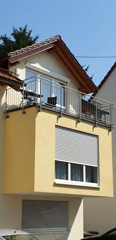  -- 3 Zimmer-Dachgeschoßwohnung mit Balkon