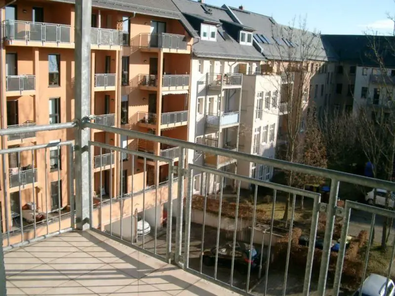 Balkon -- 2 Raum Wohnung mit Einbauküche und großem Balkon suchen neue Nutzer