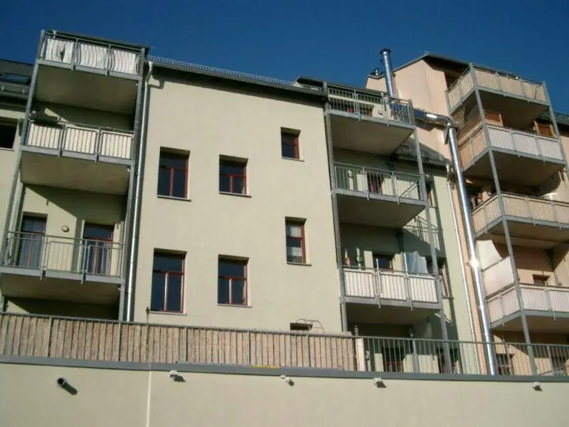 Hausansicht Hofseite -- 2 Raum Wohnung mit Einbauküche und großem Balkon suchen neue Nutzer